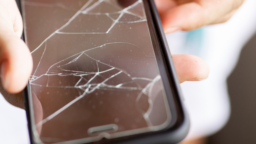 szkło hartowane zabezpiecza przed uszkodzeniem smartfona
